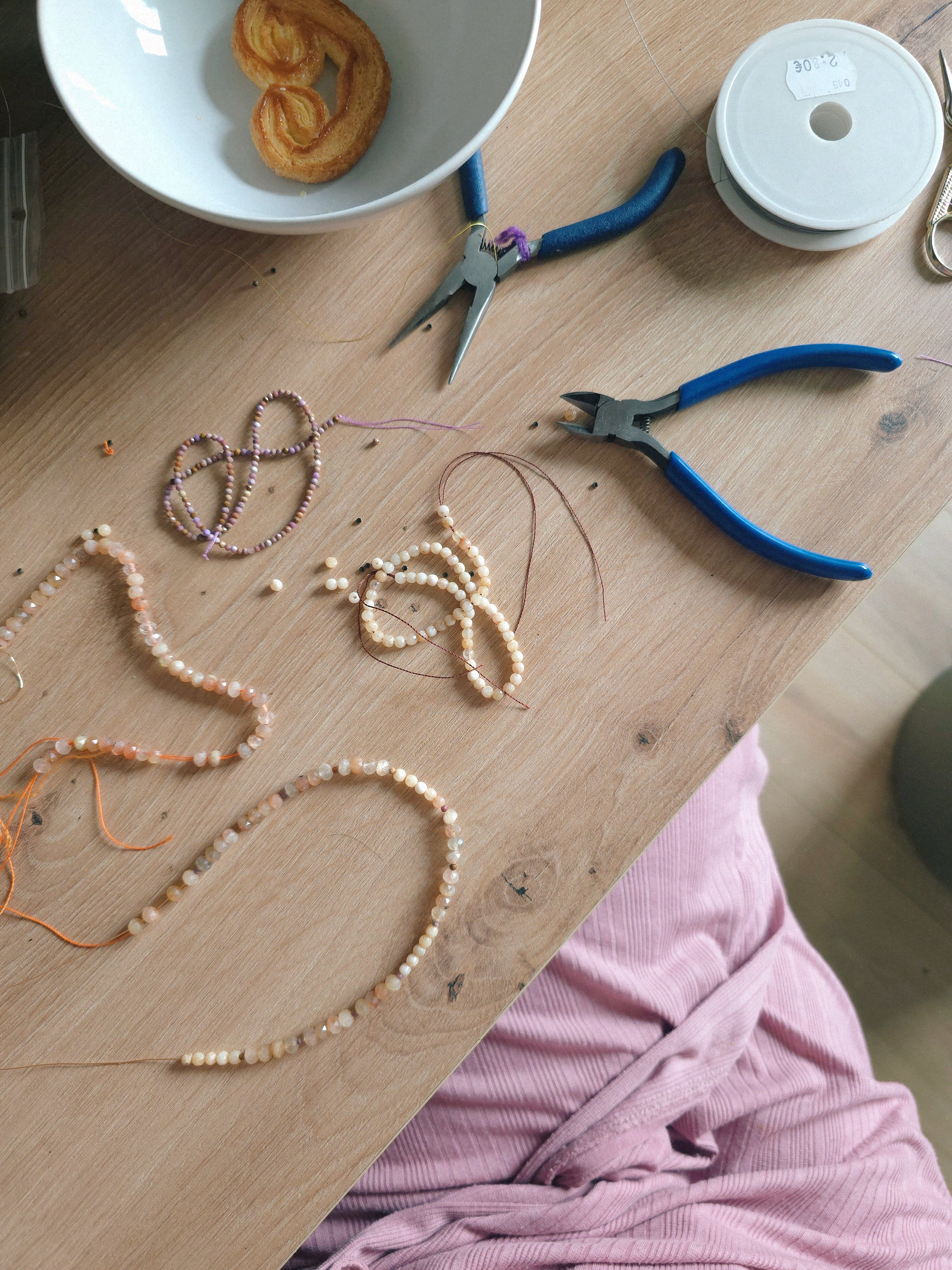 Collar de piedra solar en tonos beige