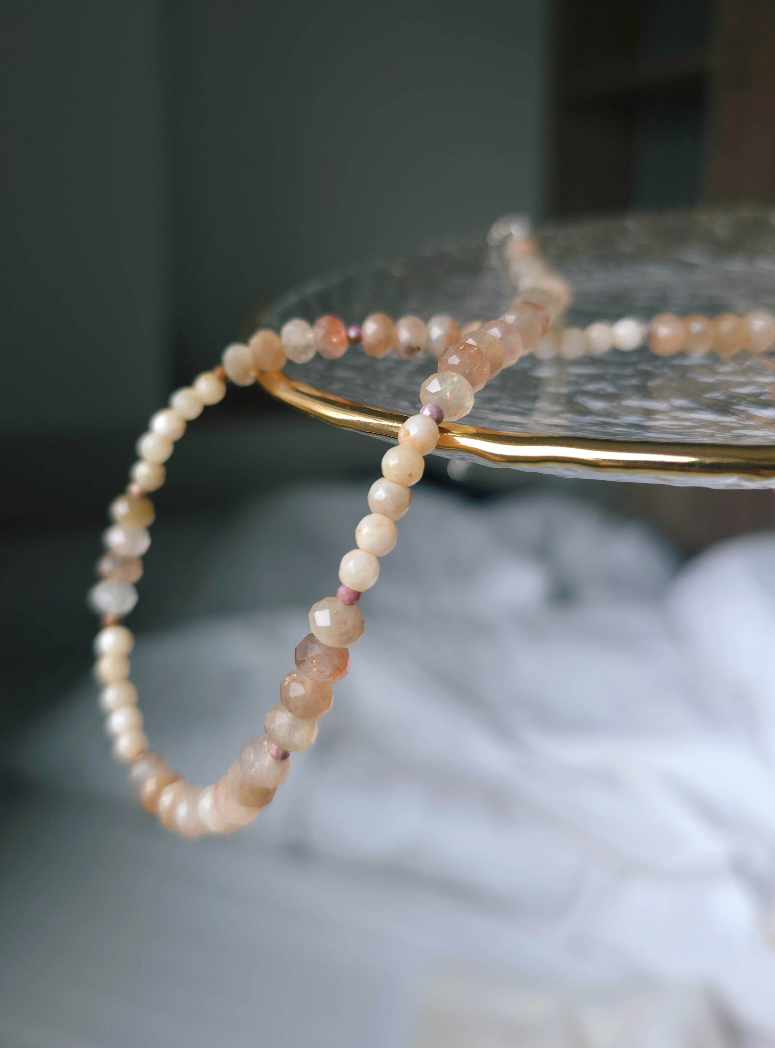 Collar de piedra solar en tonos beige