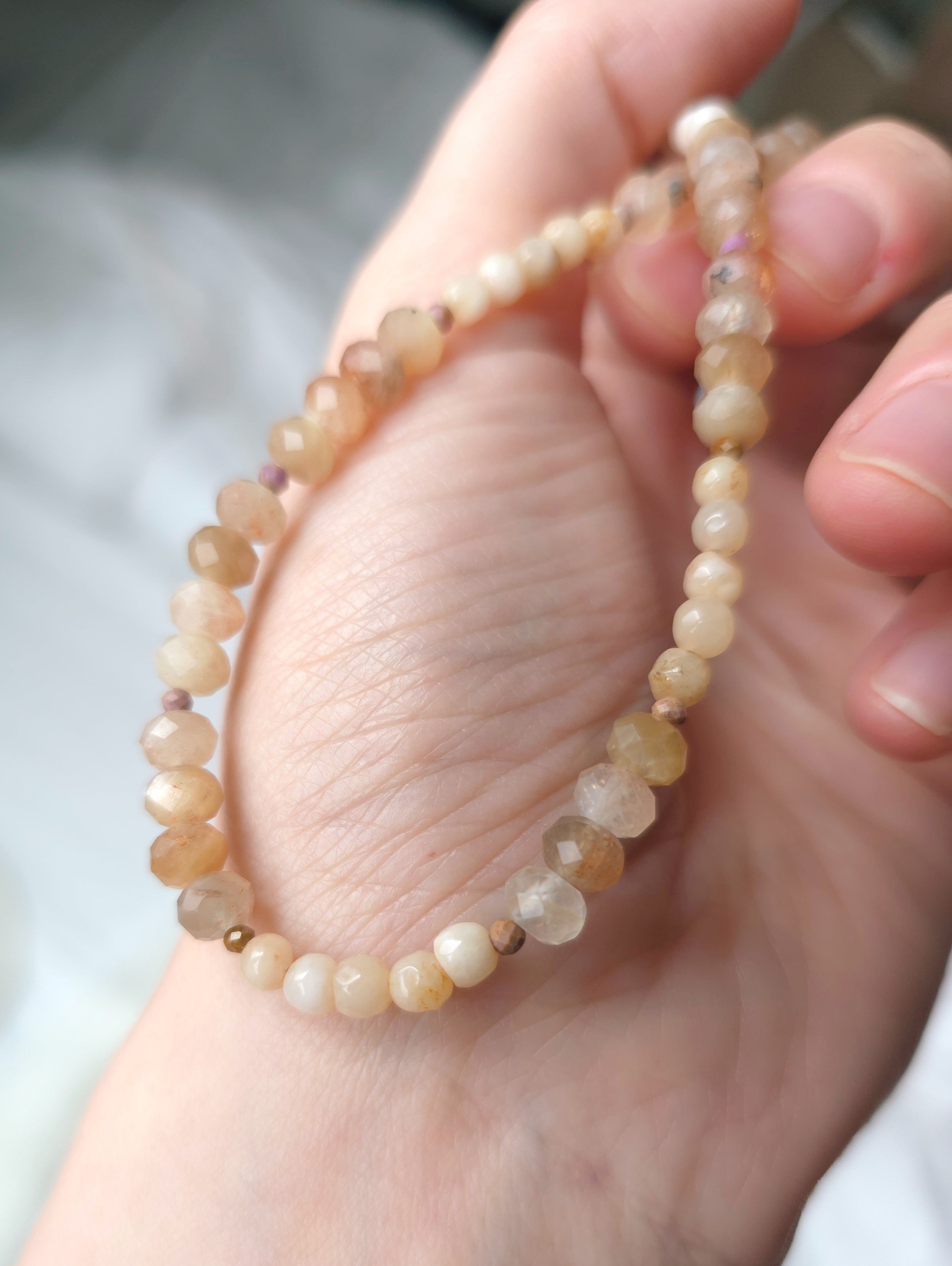 Collar de piedra solar en tonos beige