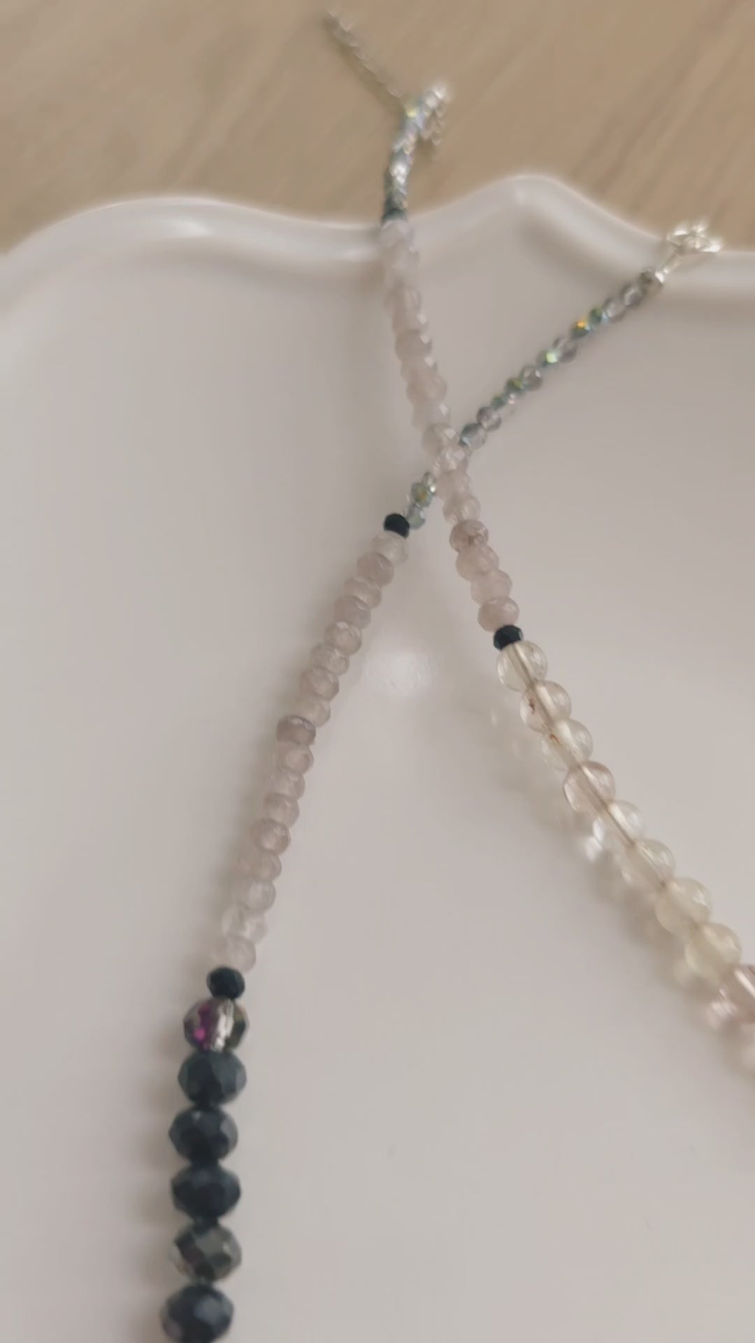 Pelēki mirdzošā, tievā kreļļu virtene