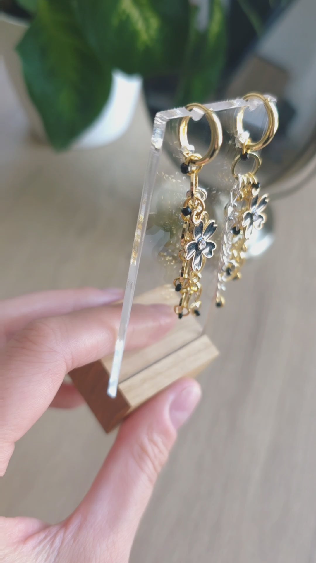 Krāšņi un viegli ķēdīšu auskari ar melniem ziediņiem.