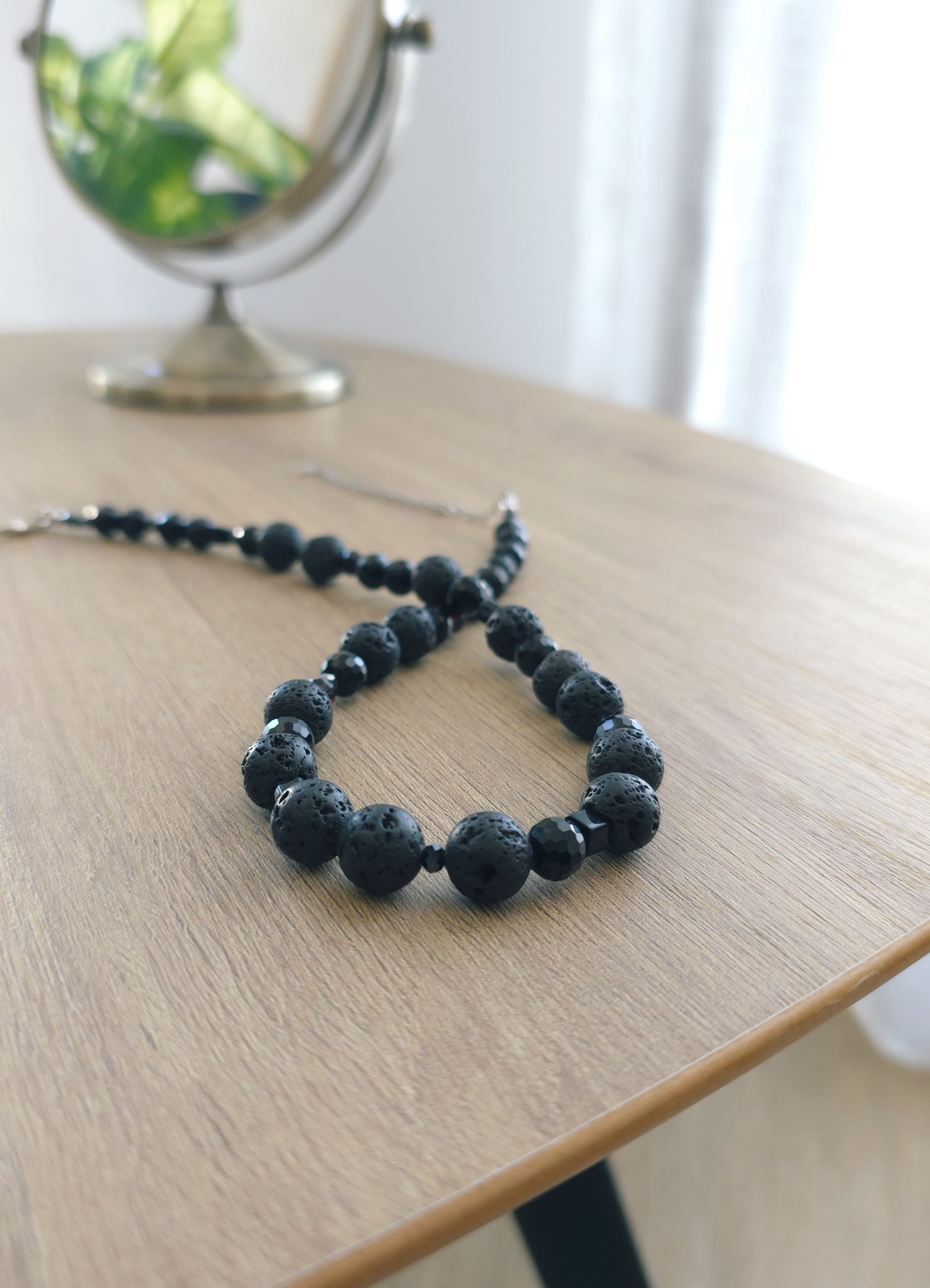 Pusnakts melnās lavas  un stikla kristālu krelles