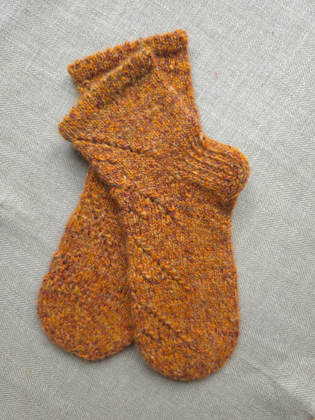 Dzintara oranžas, adītas vilnas zeķes. Pēdas garums 22,5cm - 23cm.