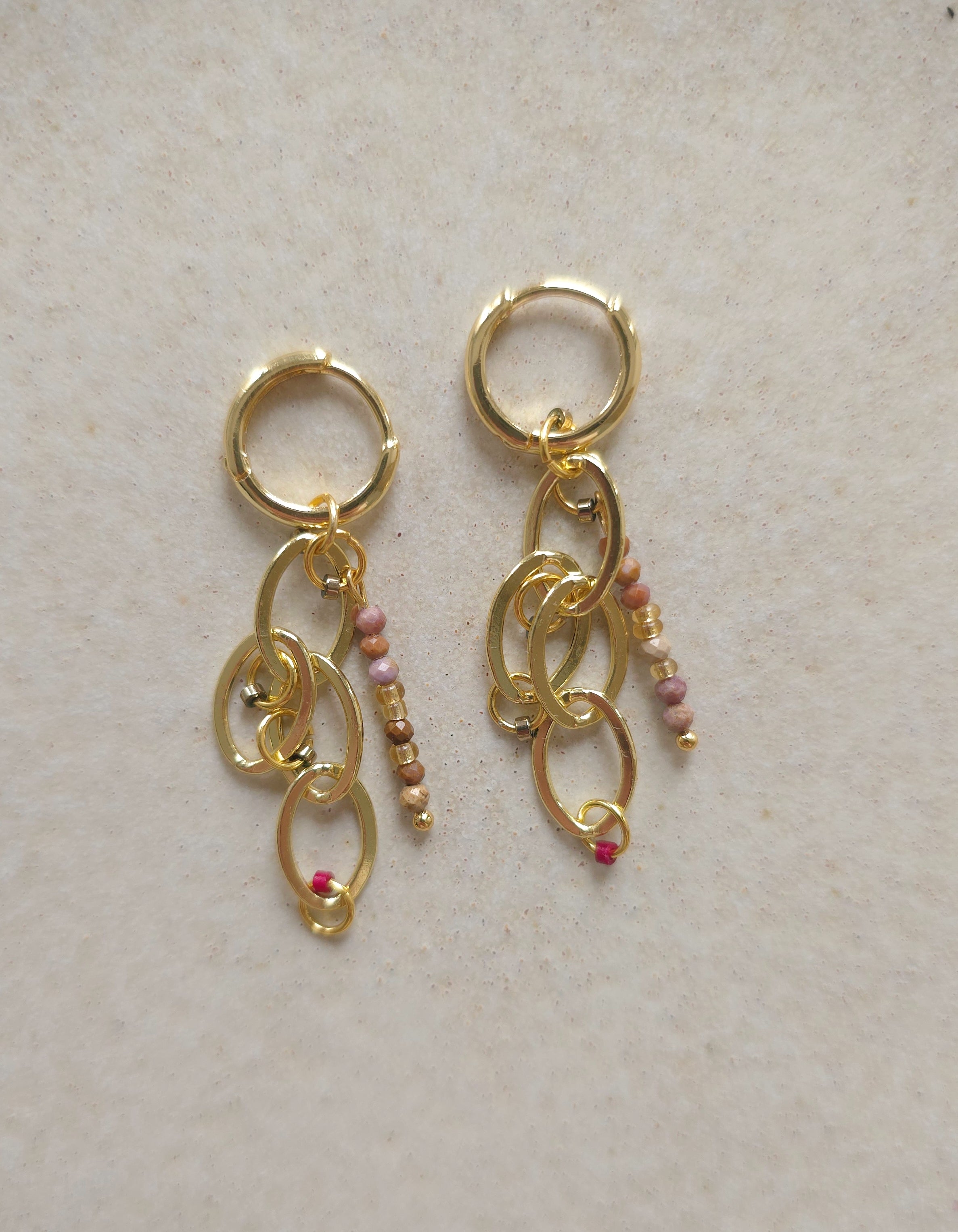 Piezemēti košie un elegantie ķēdīšu auskari.