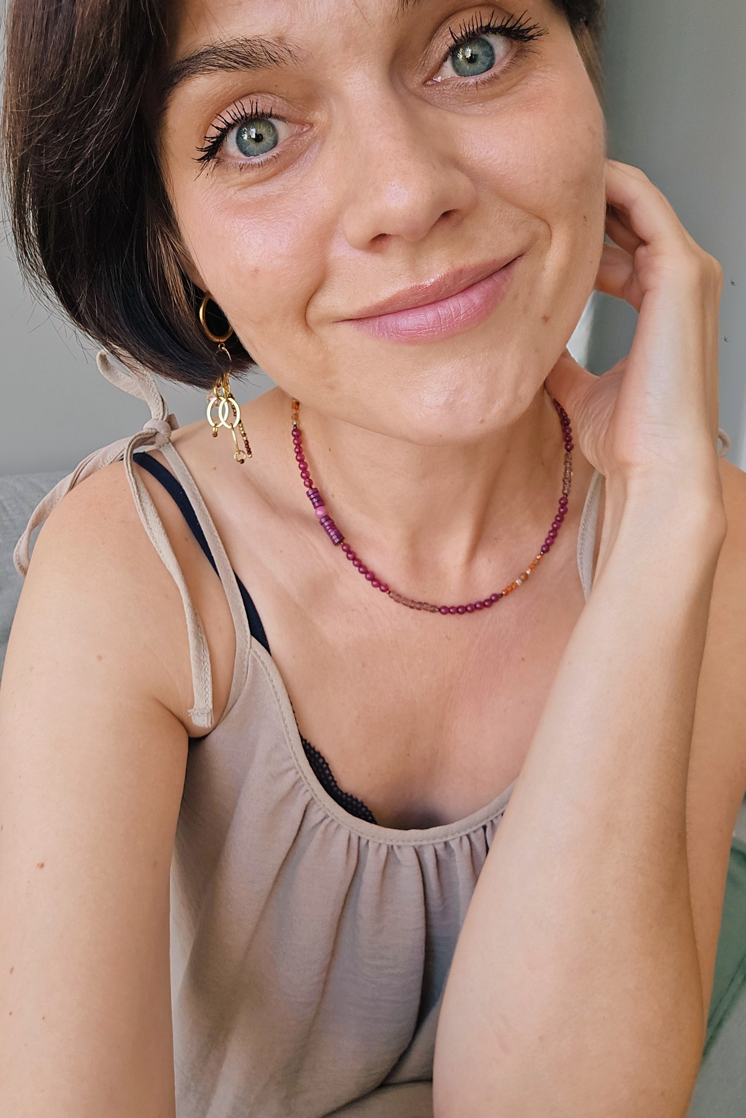 Sapņainās, blāvi rozā īsās krelles