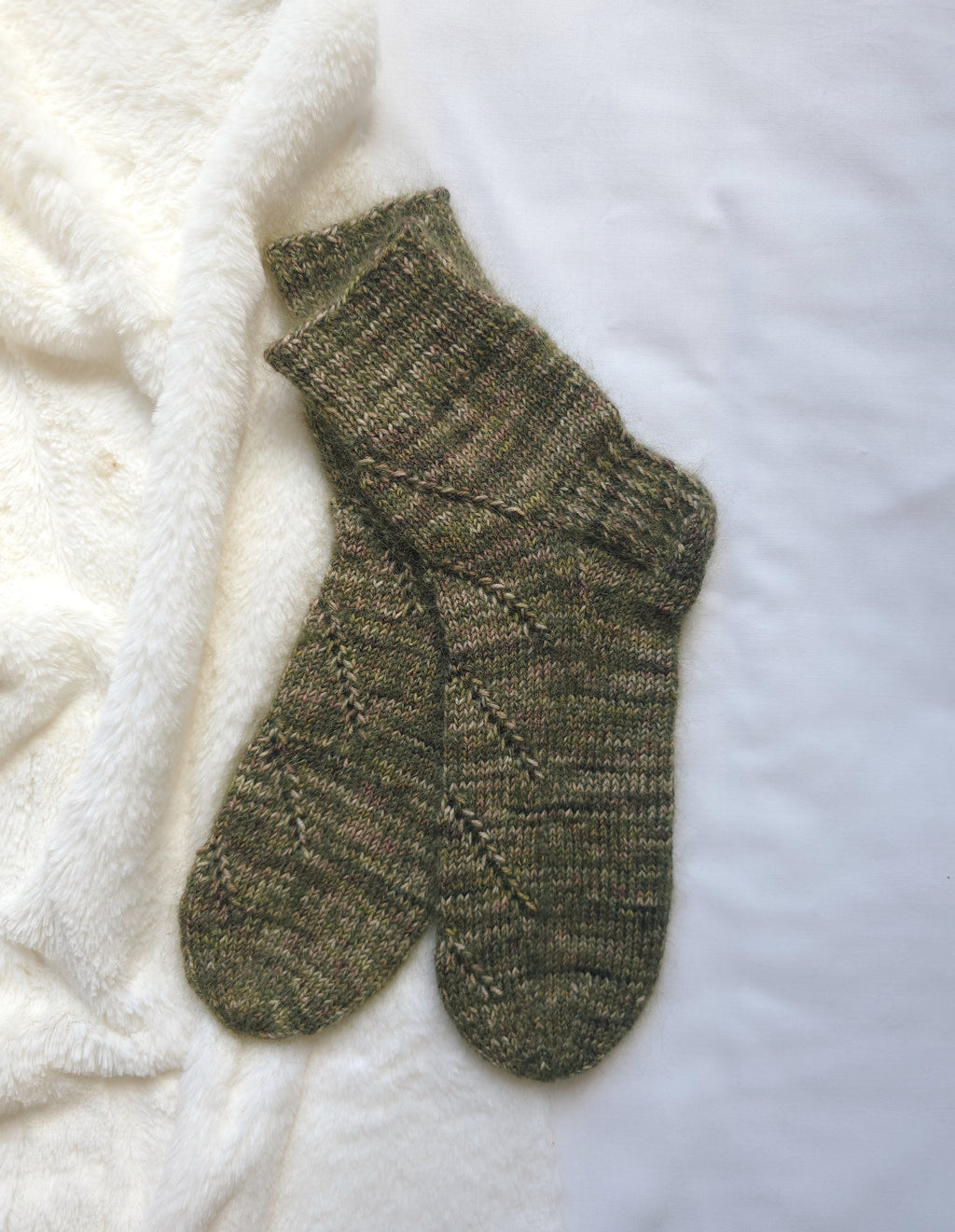 Forest green handknitted woolen socks. Foot size 24cm