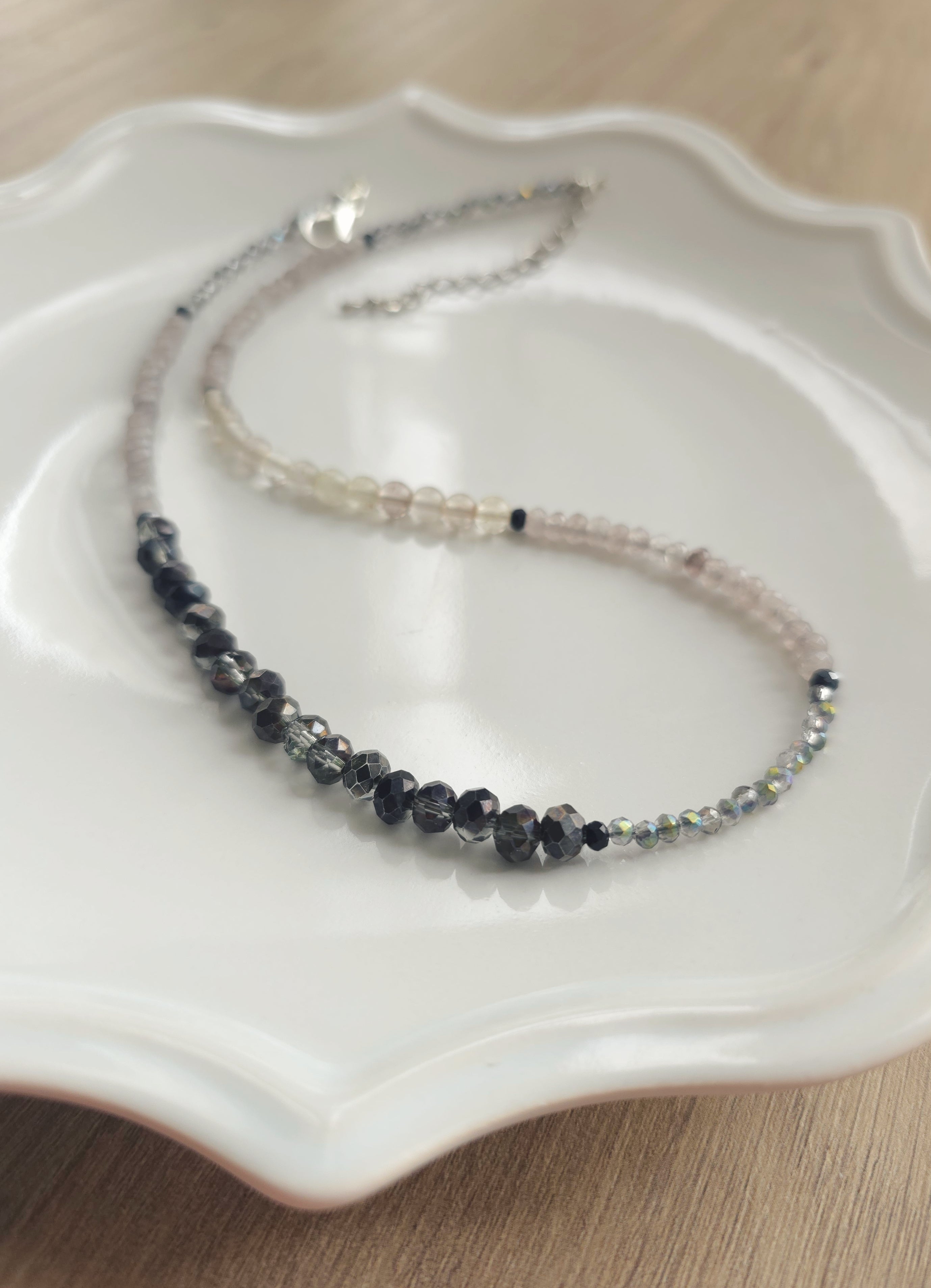 Pelēki mirdzošā, tievā kreļļu virtene