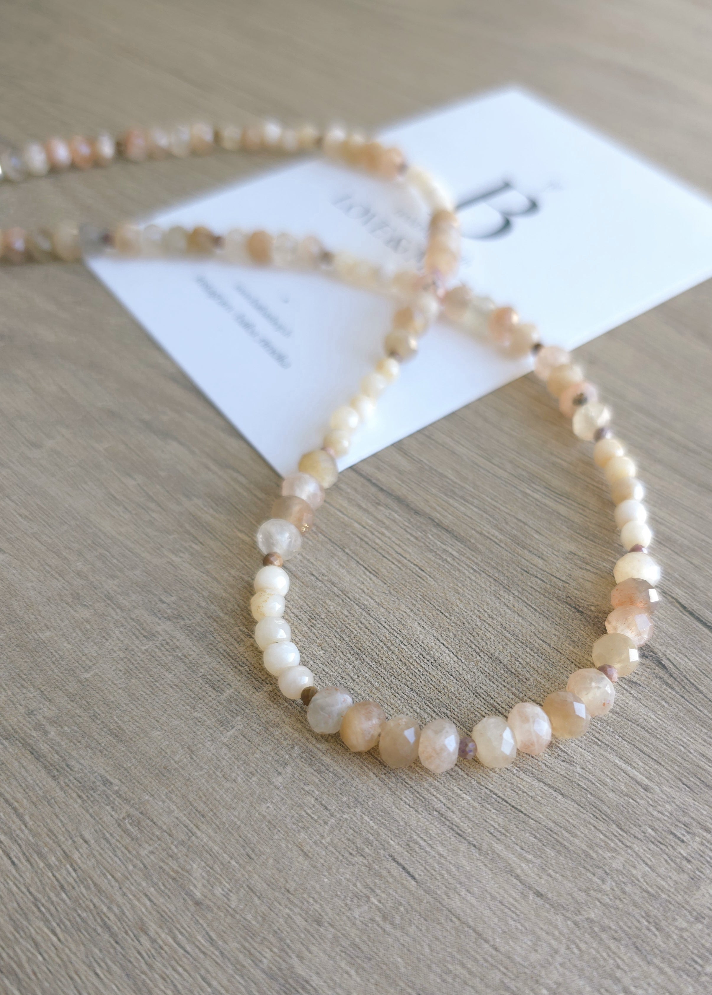 Neitrāli bēšas saules akmens krelles