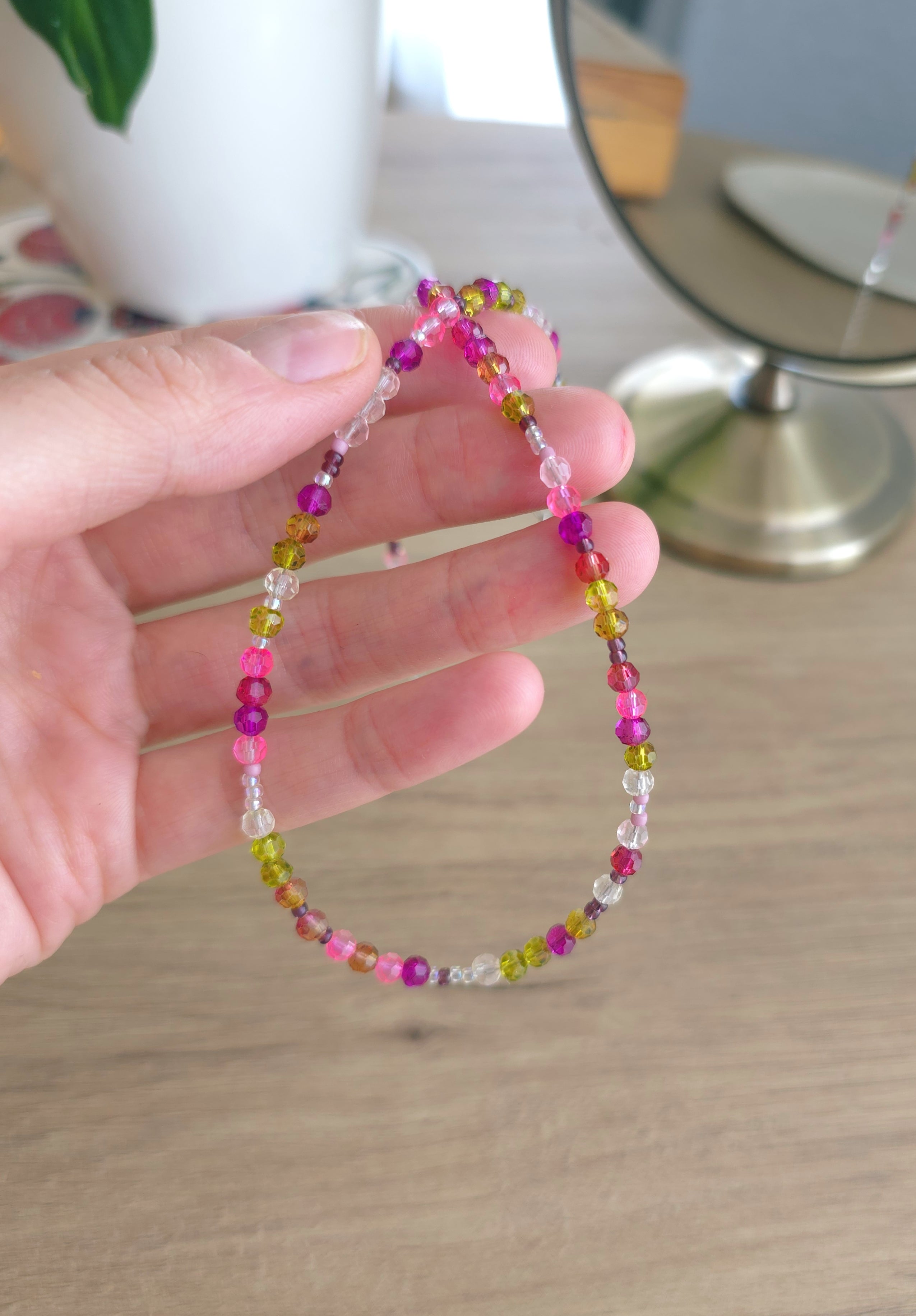 Zaļgani rozā spožā kreļļu virtene