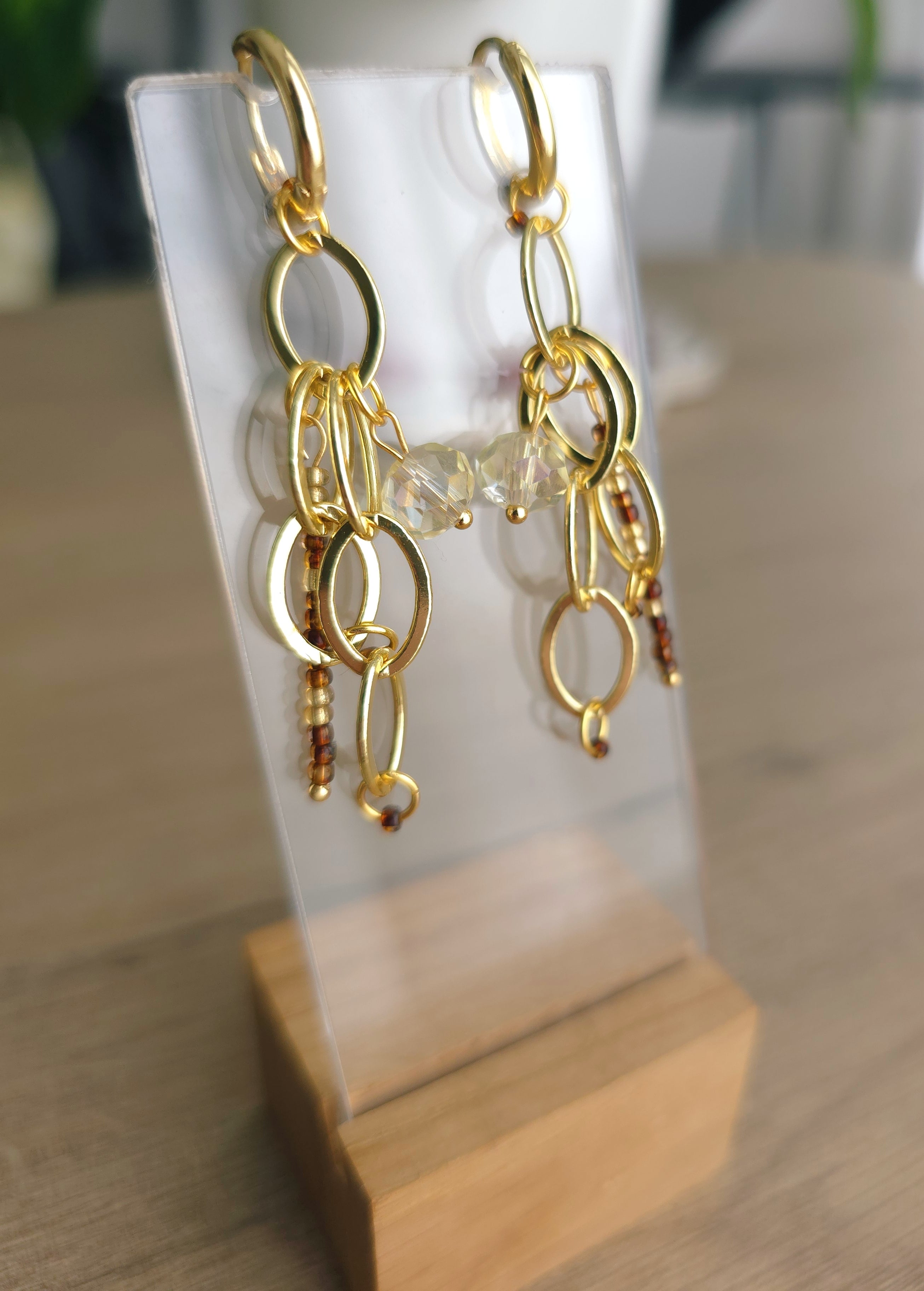 Eleganti ķēdīšu auskari ar brūniem un spožiem akcentiem