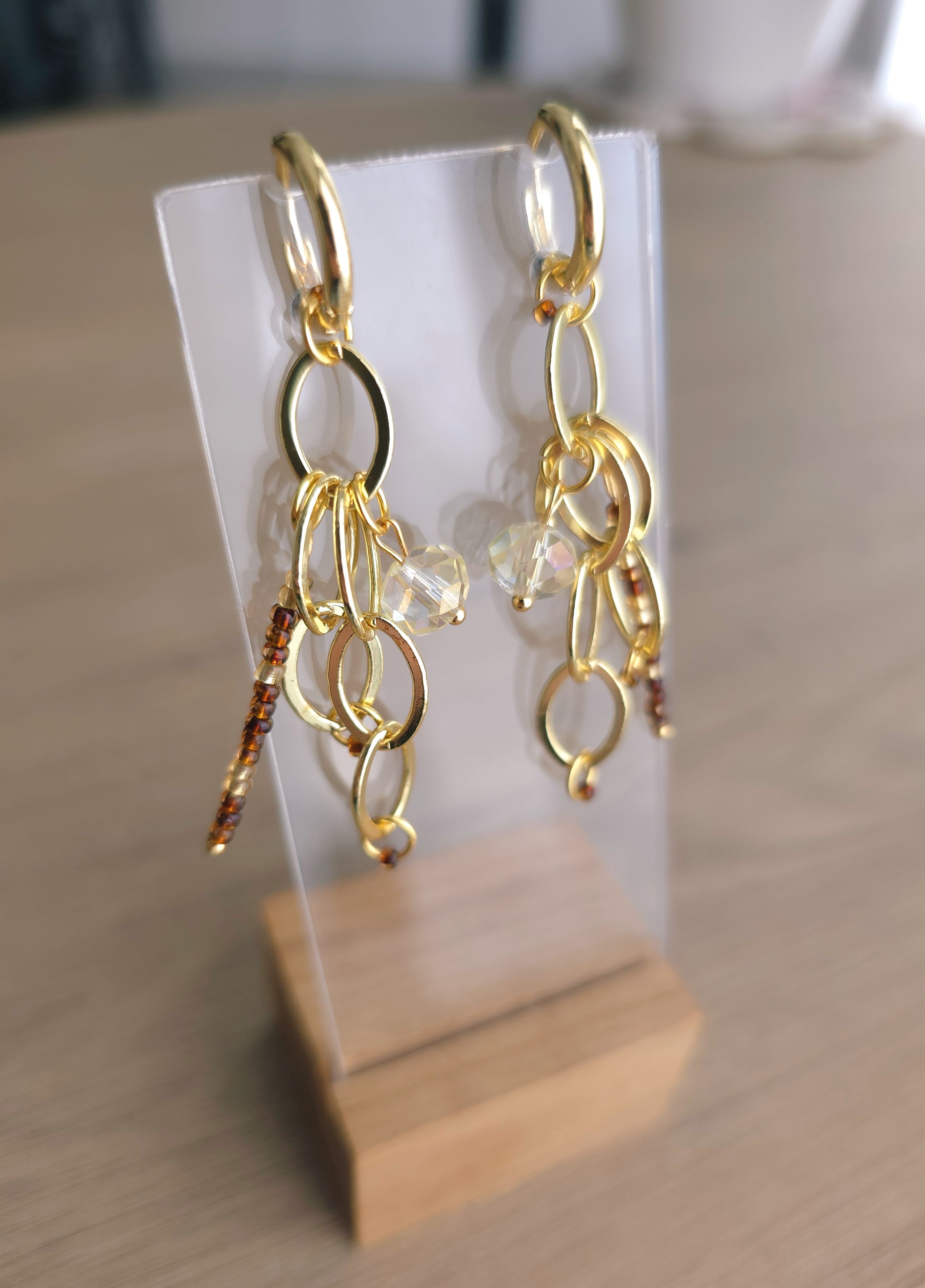 Eleganti ķēdīšu auskari ar brūniem un spožiem akcentiem