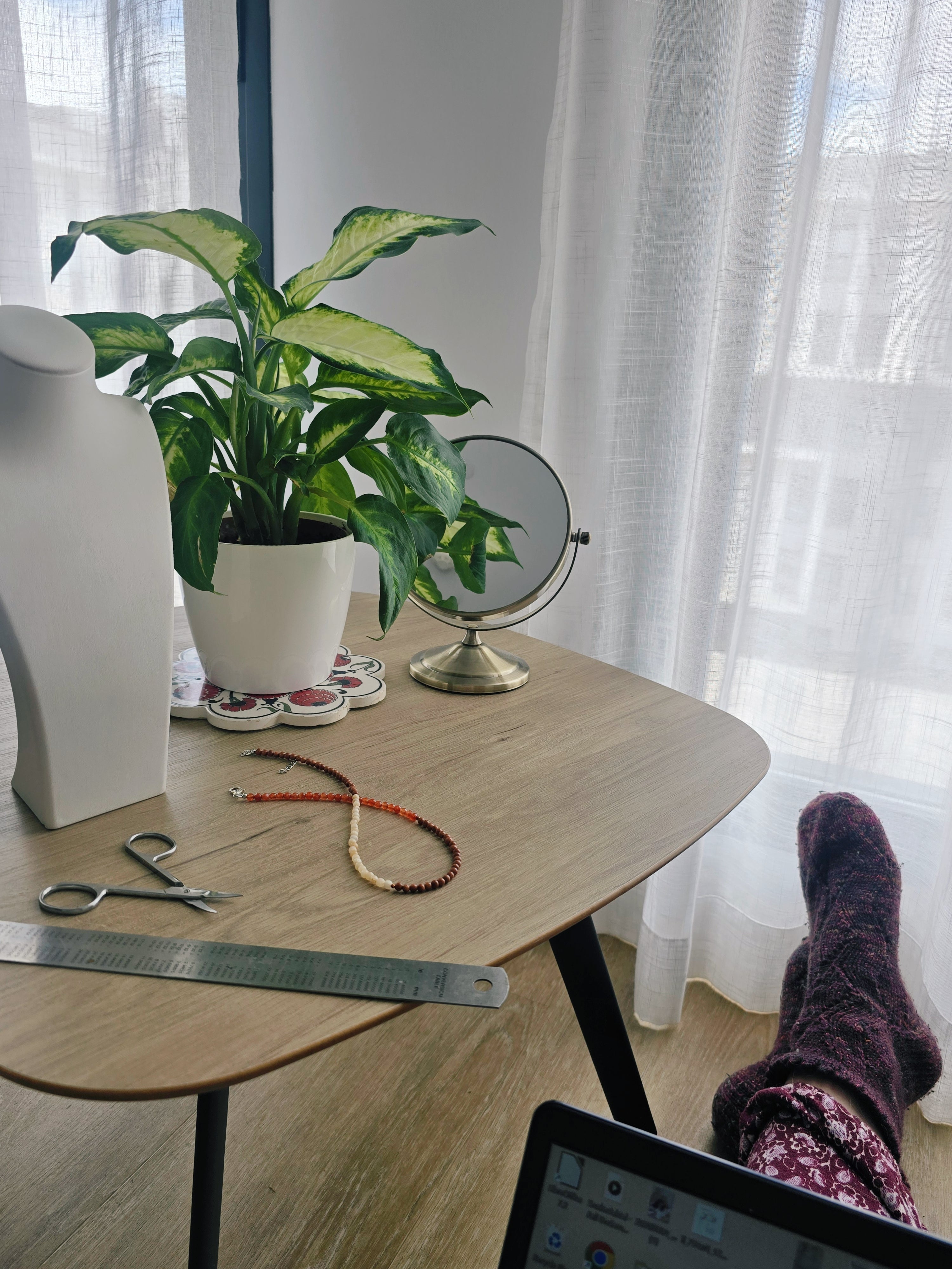 Sazemētas, bet košas trīskrāsu krelles. 