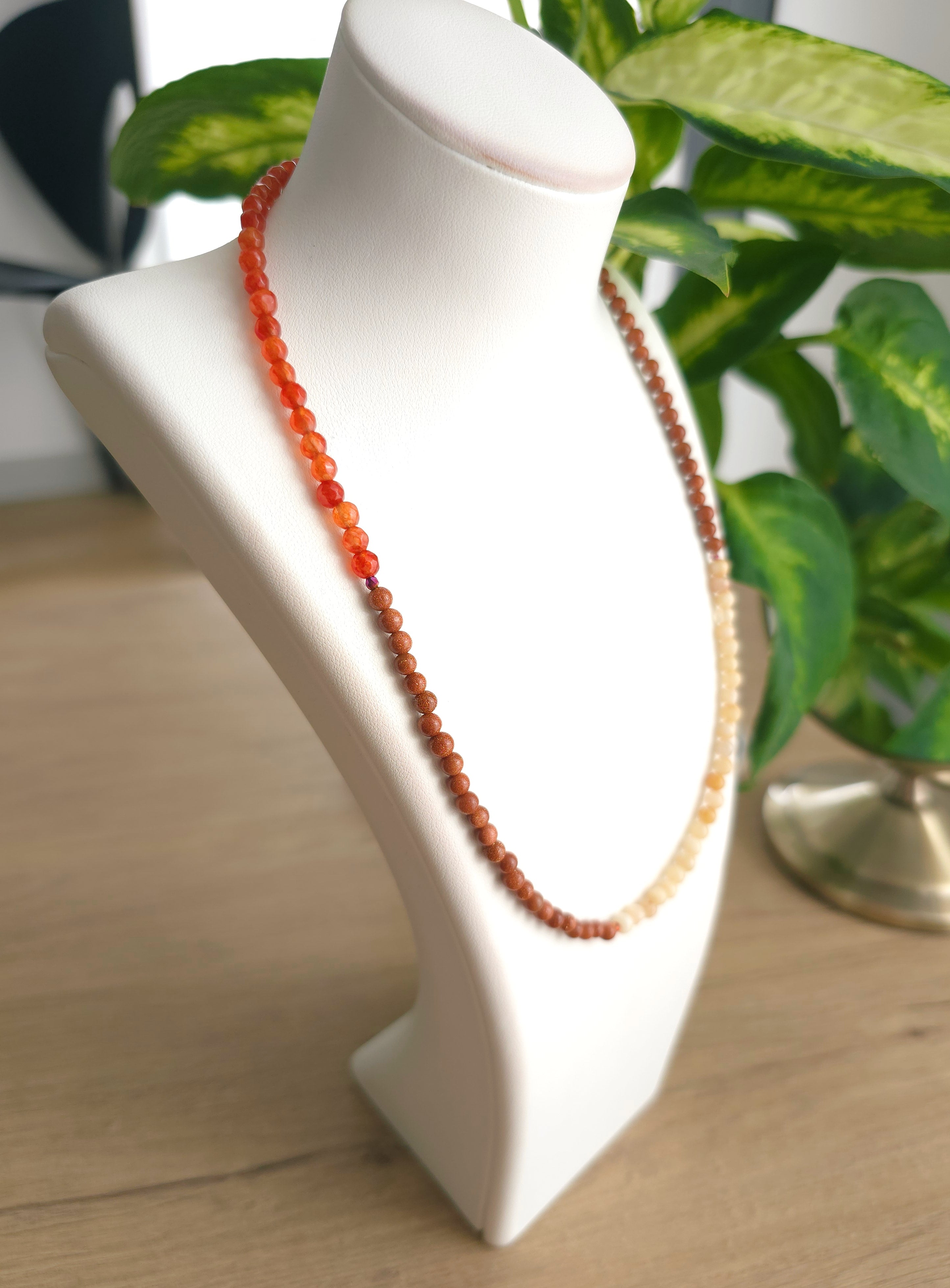 Sazemētas, bet košas trīskrāsu krelles. 