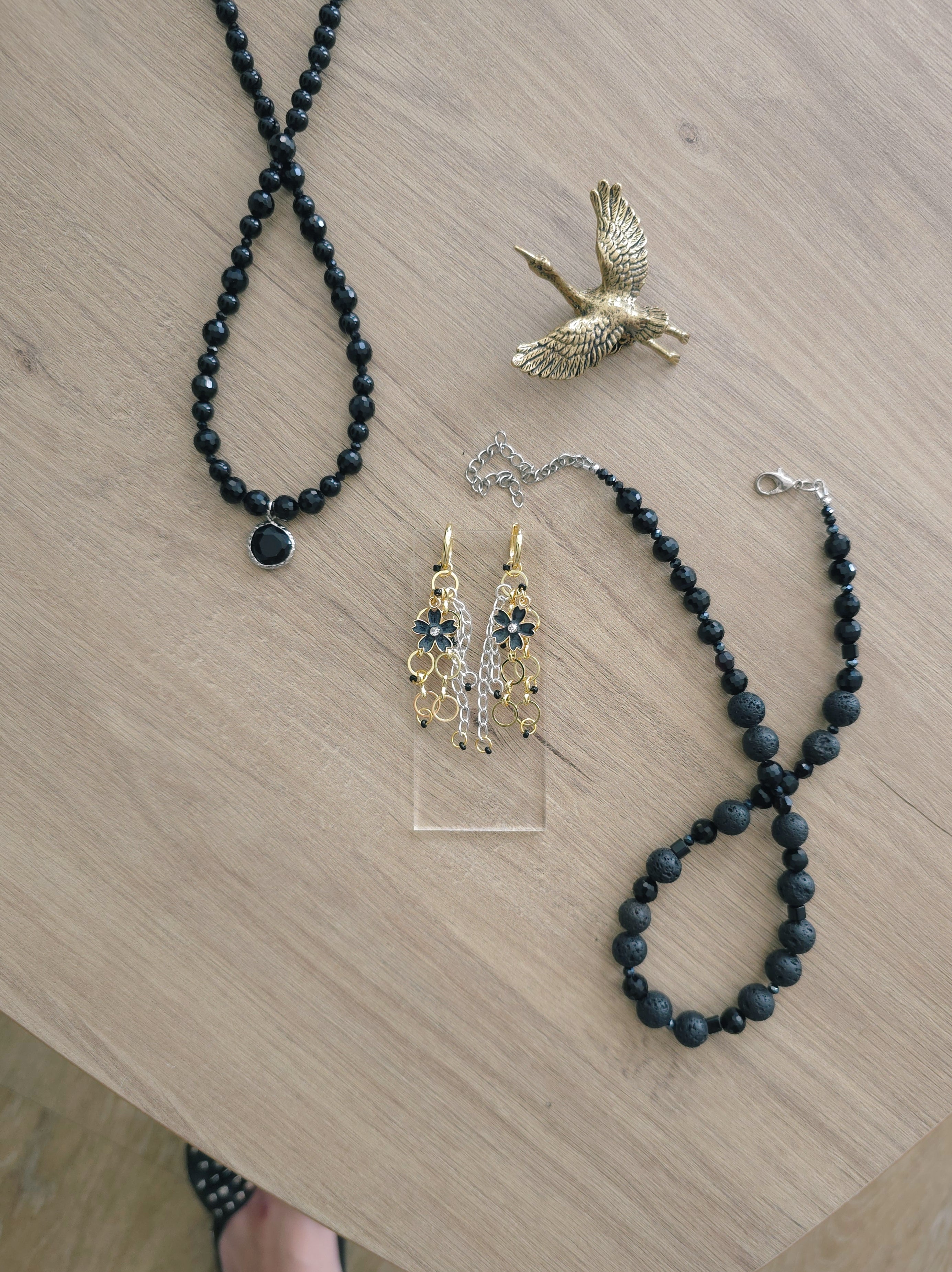 Krāšņi un viegli ķēdīšu auskari ar melniem ziediņiem.