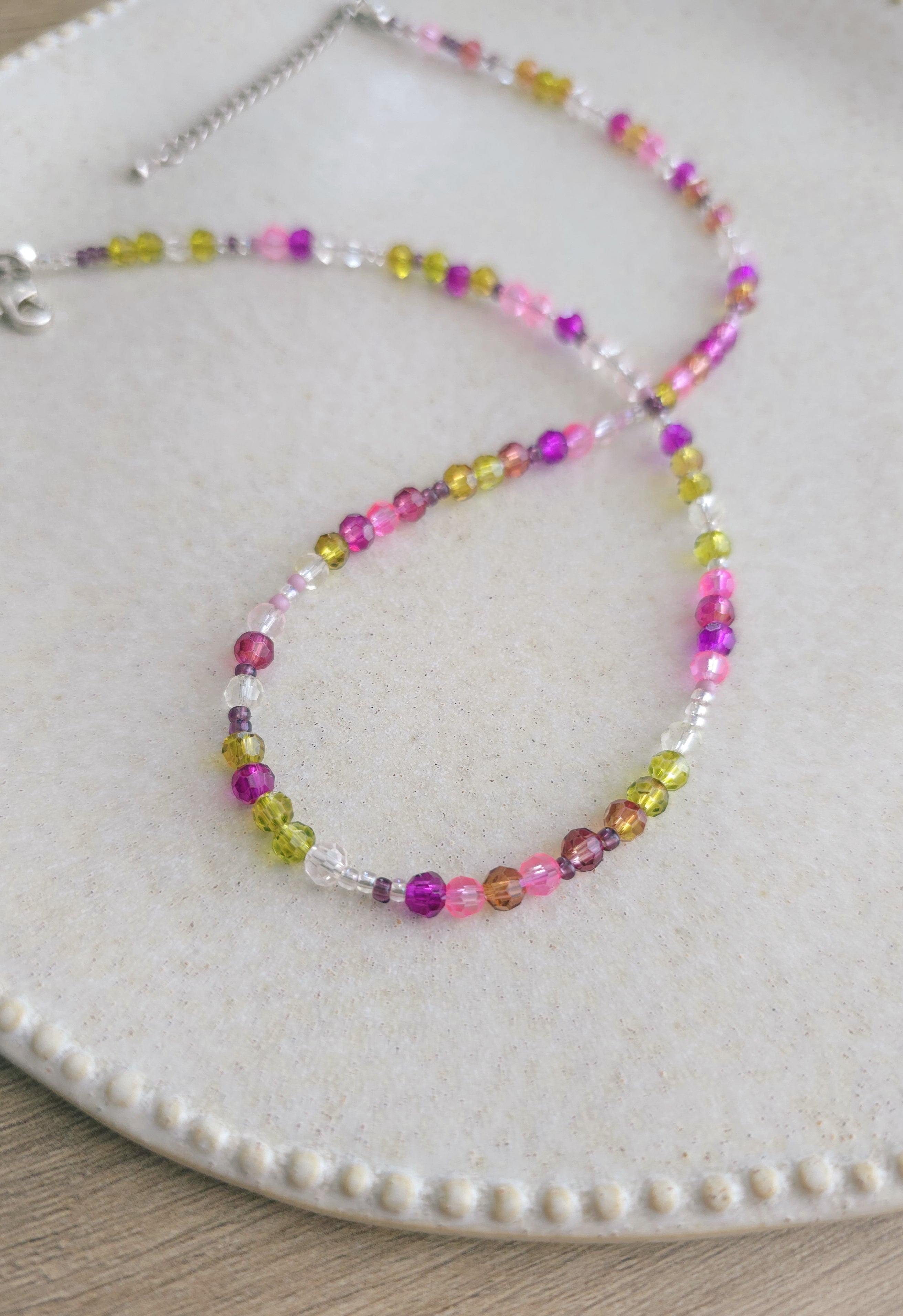 Zaļgani rozā spožā kreļļu virtene