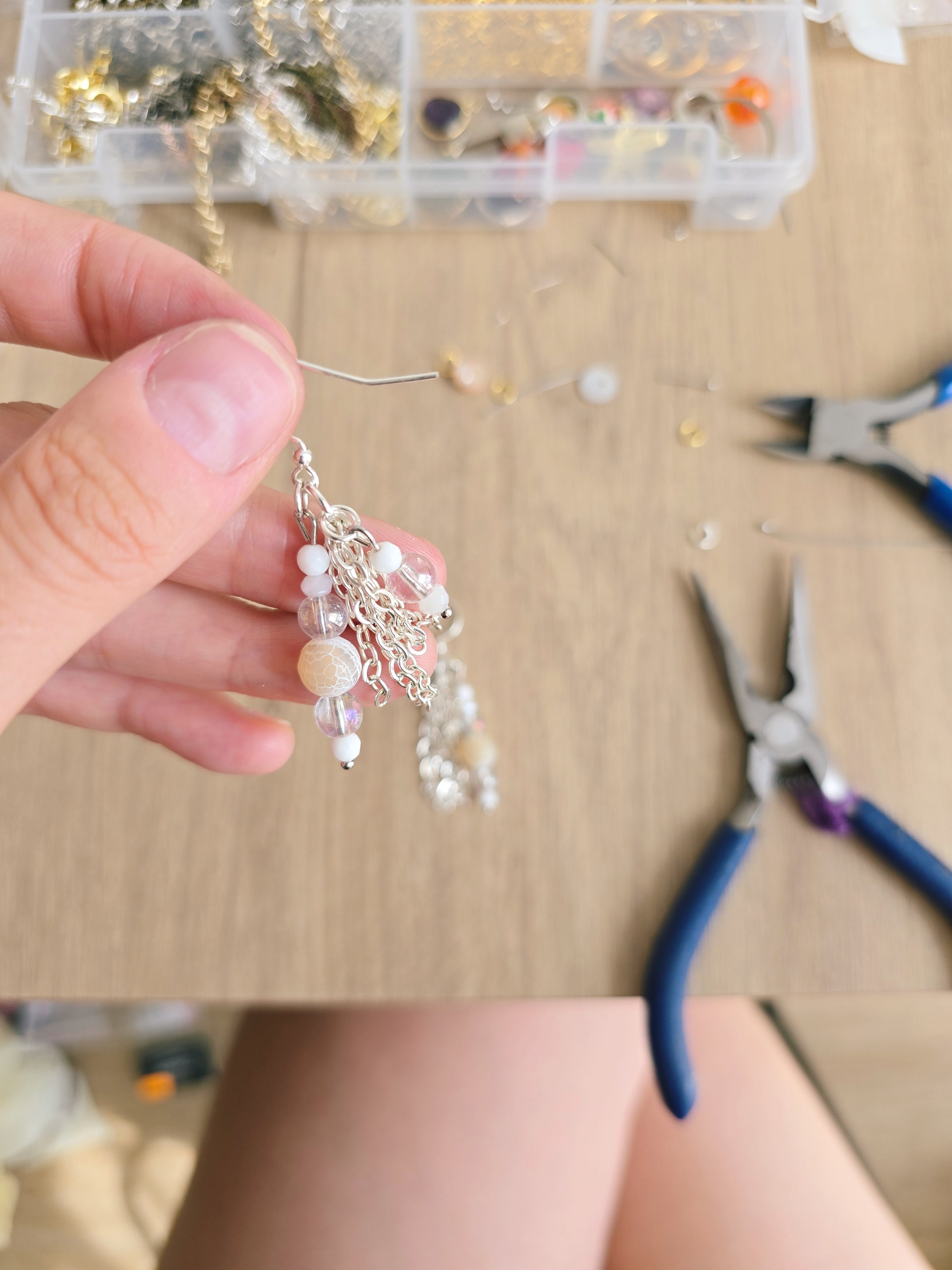 Baltu un sudraba toņu gaisīgie auskari