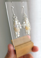 Baltu un sudraba toņu gaisīgie auskari