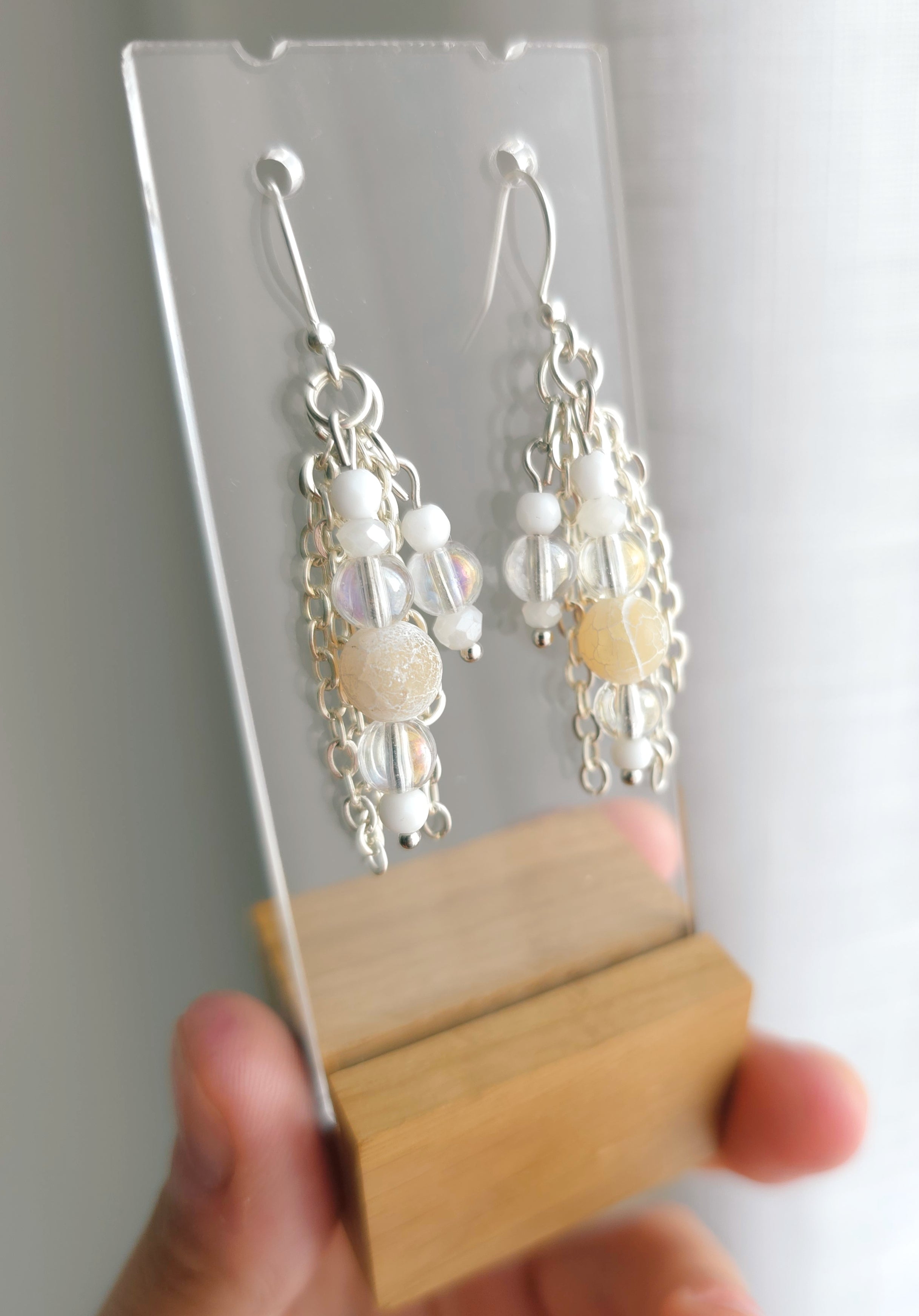 Baltu un sudraba toņu gaisīgie auskari