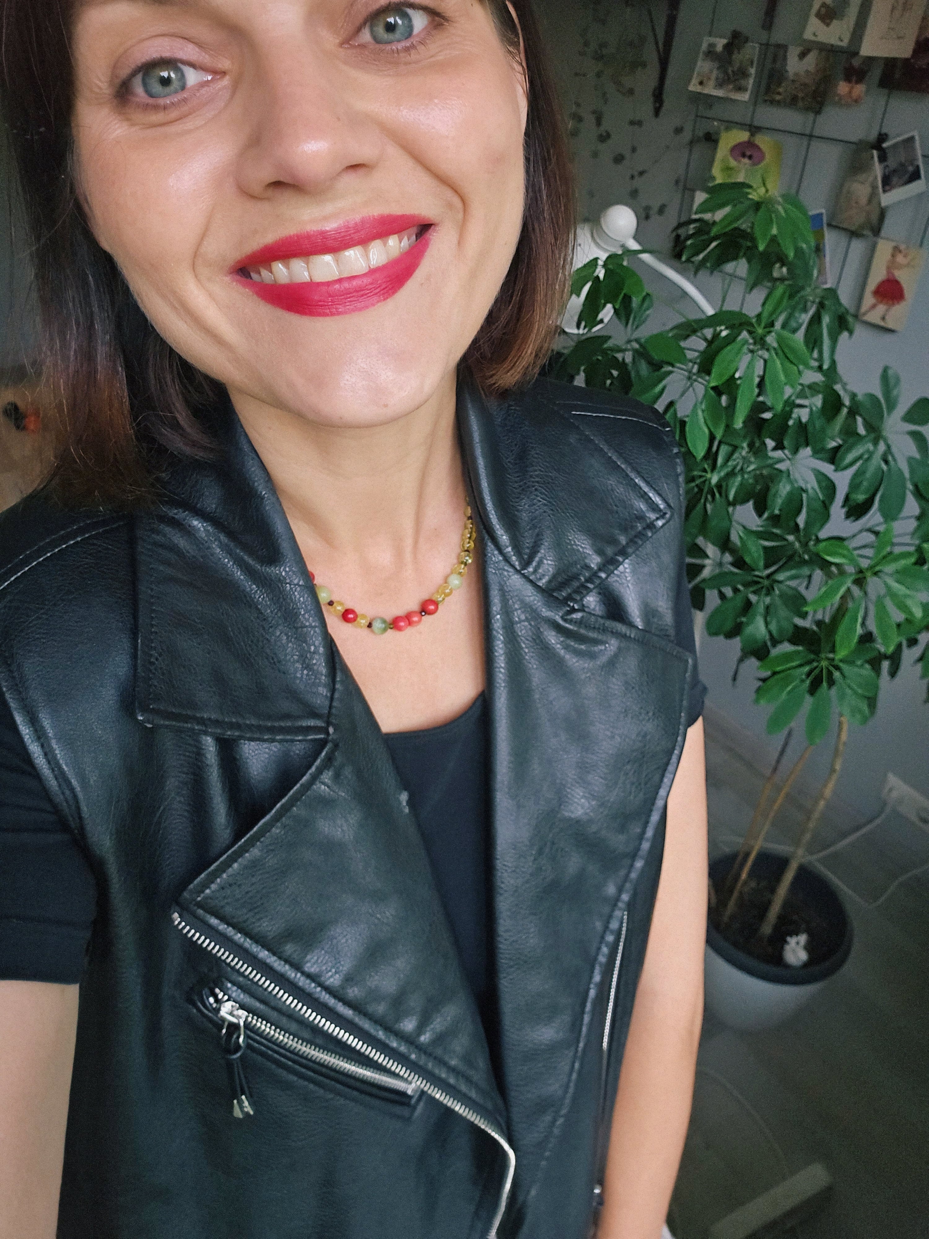 Collar verde y rojo como manzanas jugosas.