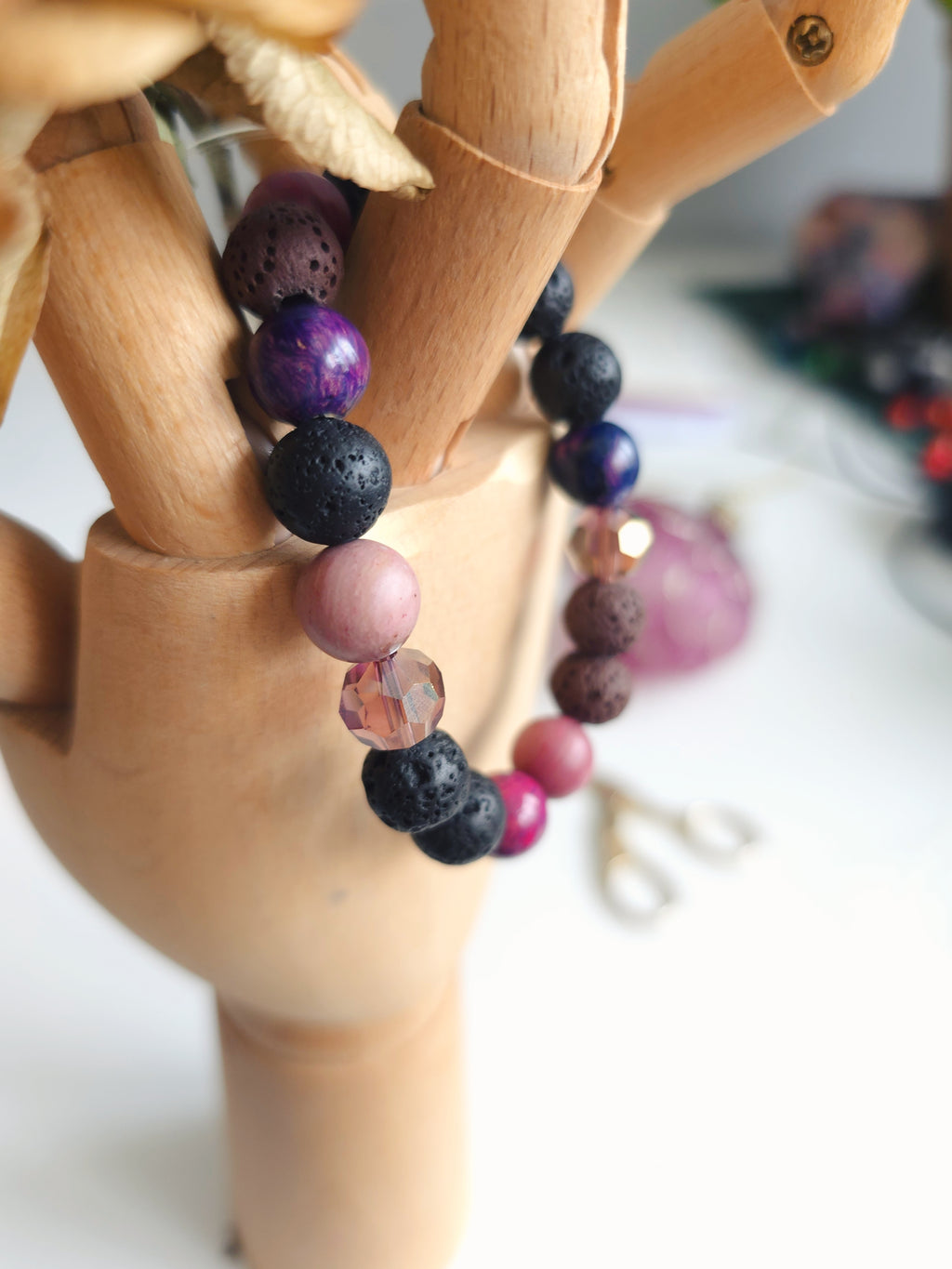 Pulsera divertida de cuentas multicolor en tonos marrón rosado