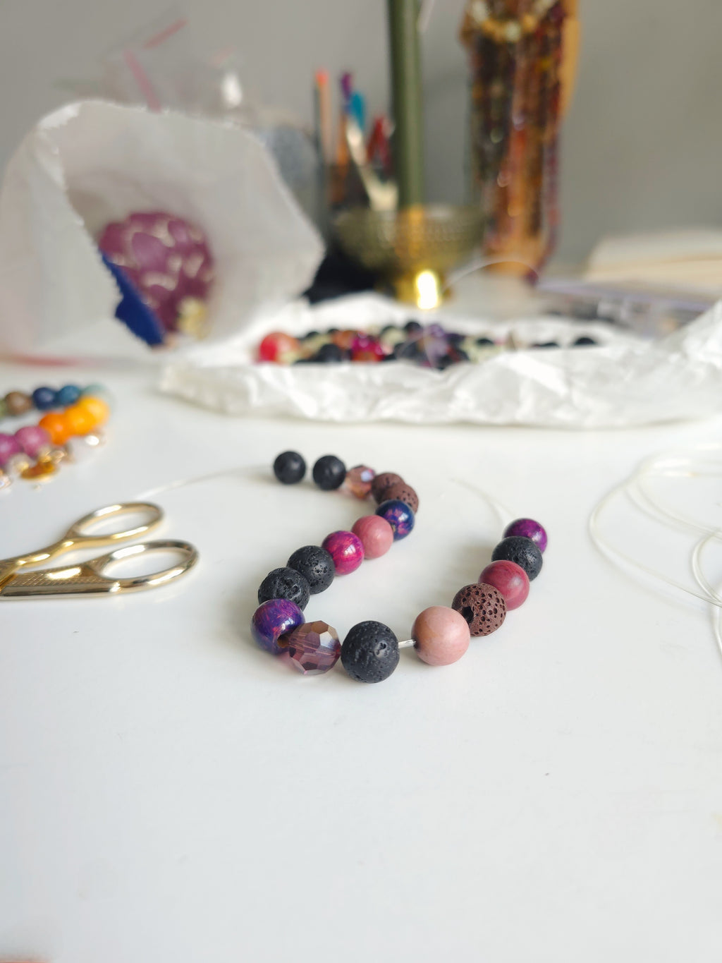 Pulsera divertida de cuentas multicolor en tonos marrón rosado