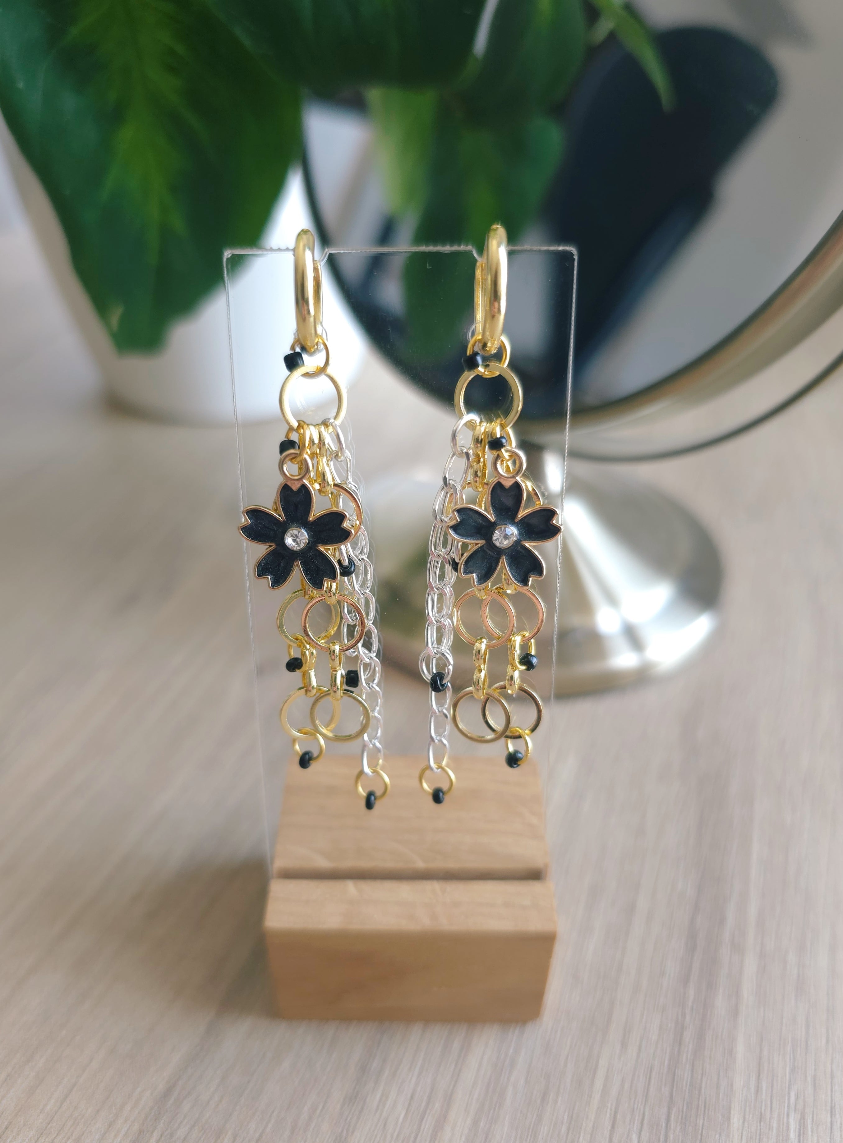 Krāšņi un viegli ķēdīšu auskari ar melniem ziediņiem.