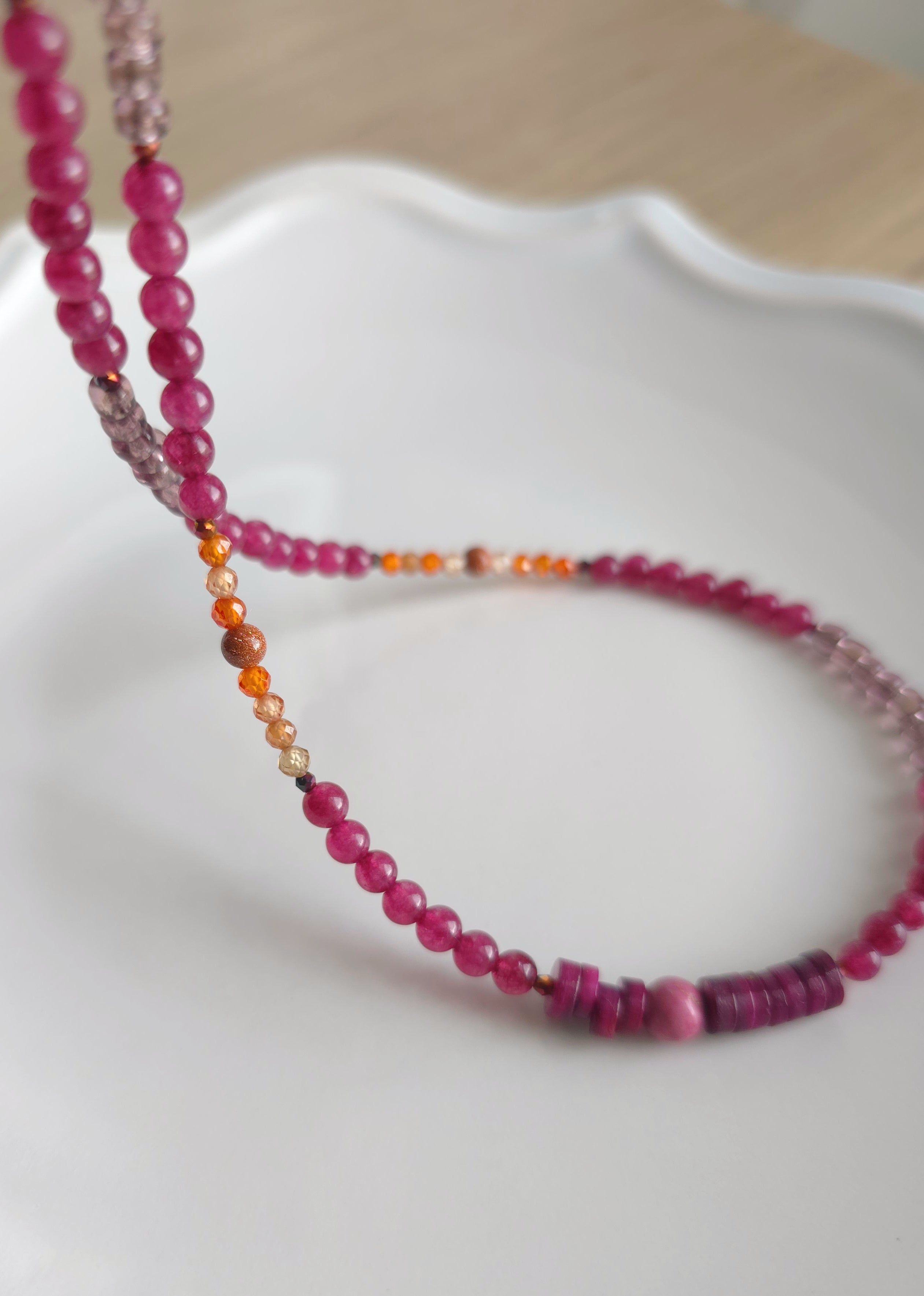 Sapņainās, blāvi rozā īsās krelles