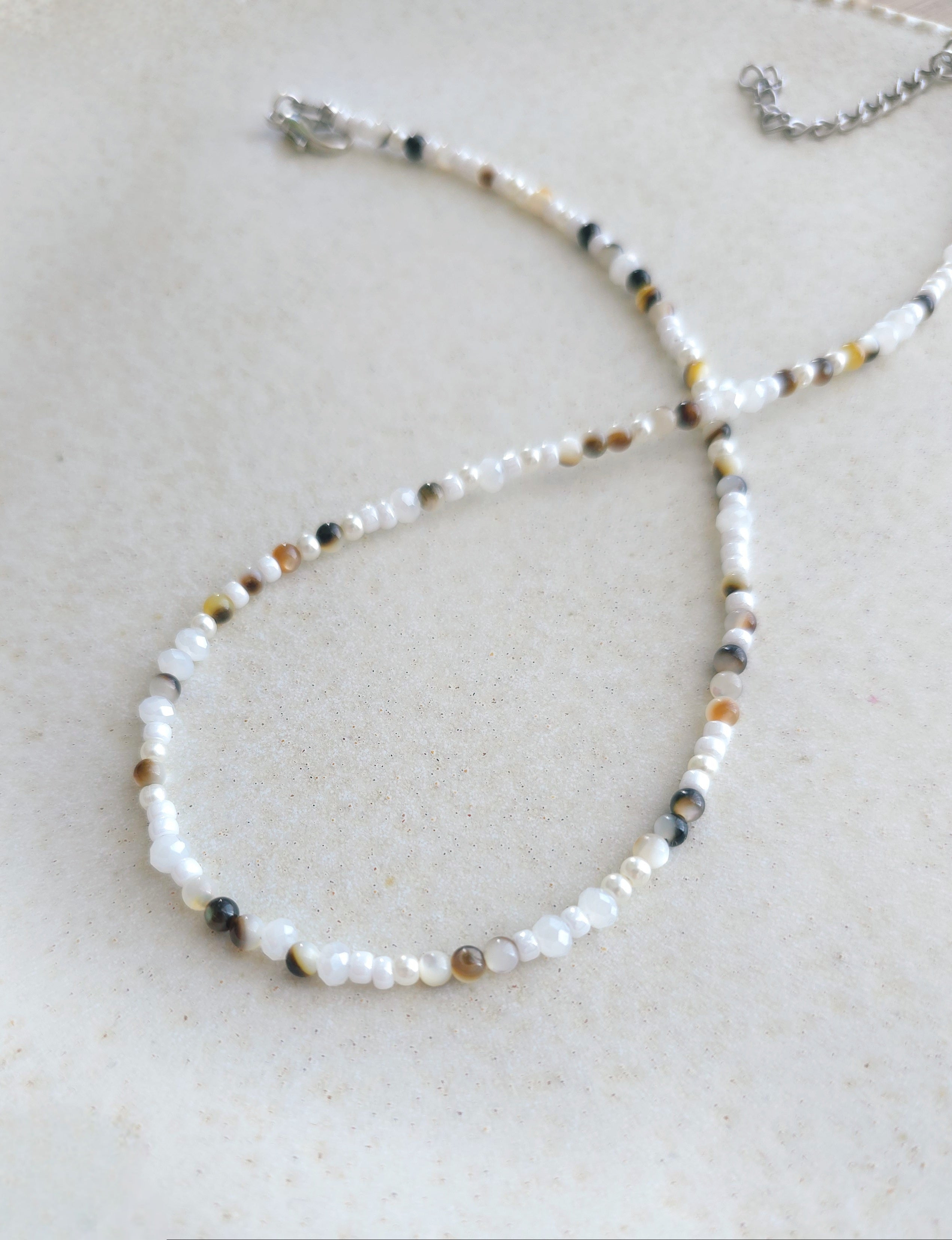 Mother of pearls beaded necklace with adjustable length