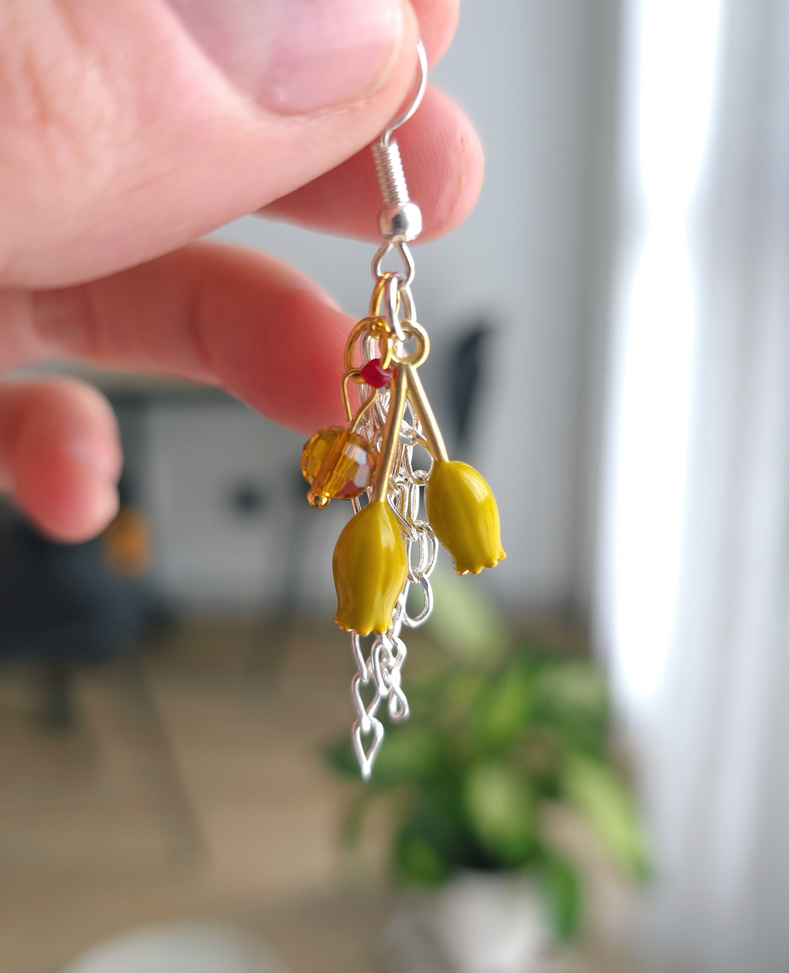 Ķēdīšu auskari ar dzeltenu tulpju pumpuriem