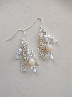 Baltu un sudraba toņu gaisīgie auskari