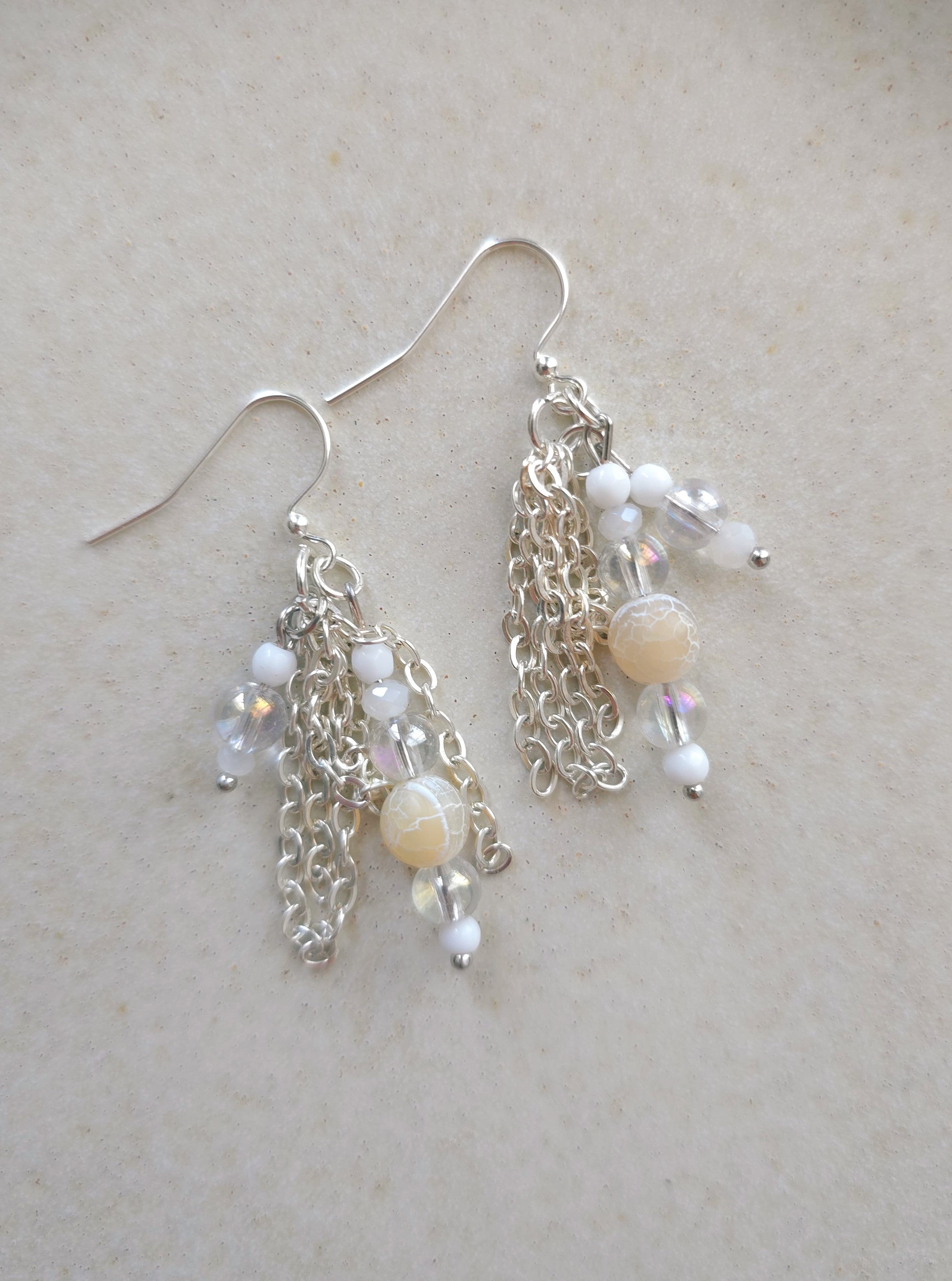 Baltu un sudraba toņu gaisīgie auskari