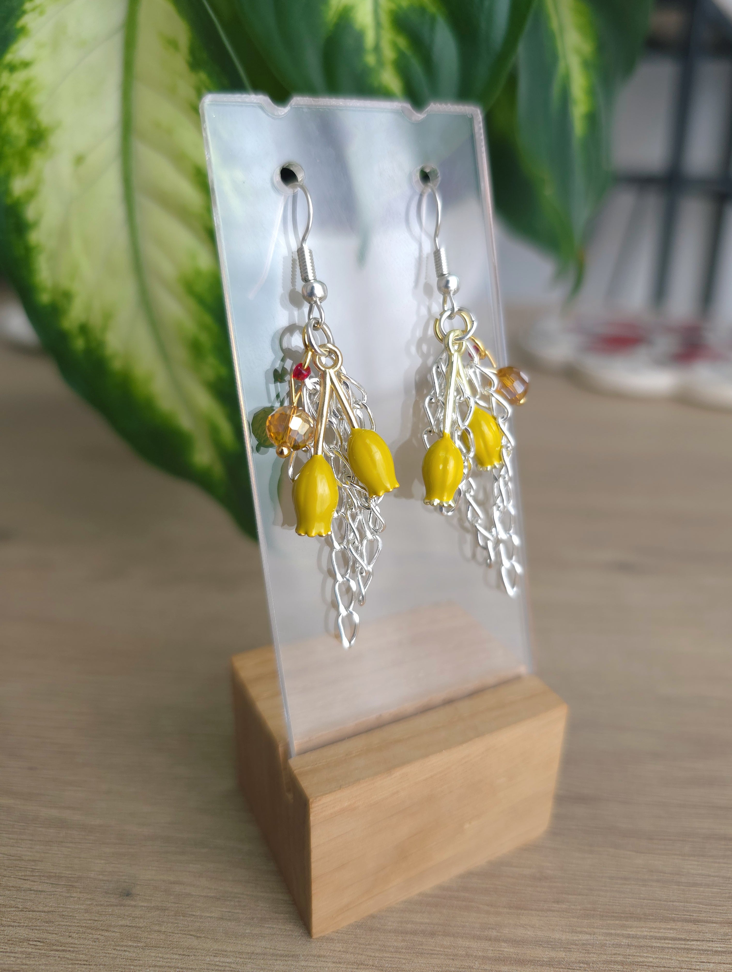 Ķēdīšu auskari ar dzeltenu tulpju pumpuriem