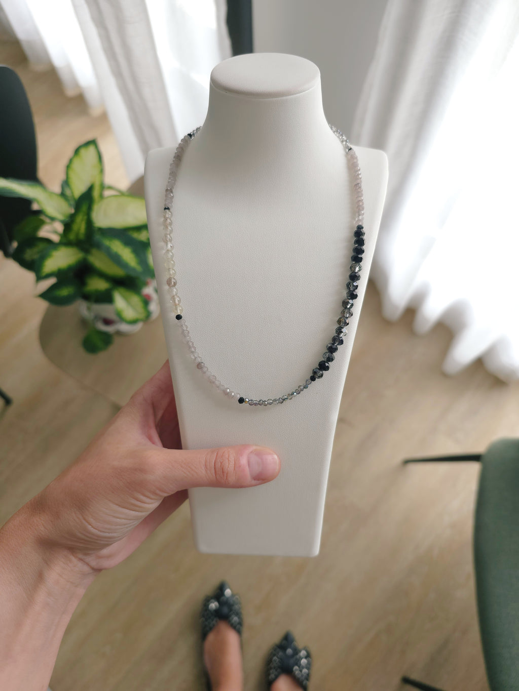 Pelēki mirdzošā, tievā kreļļu virtene
