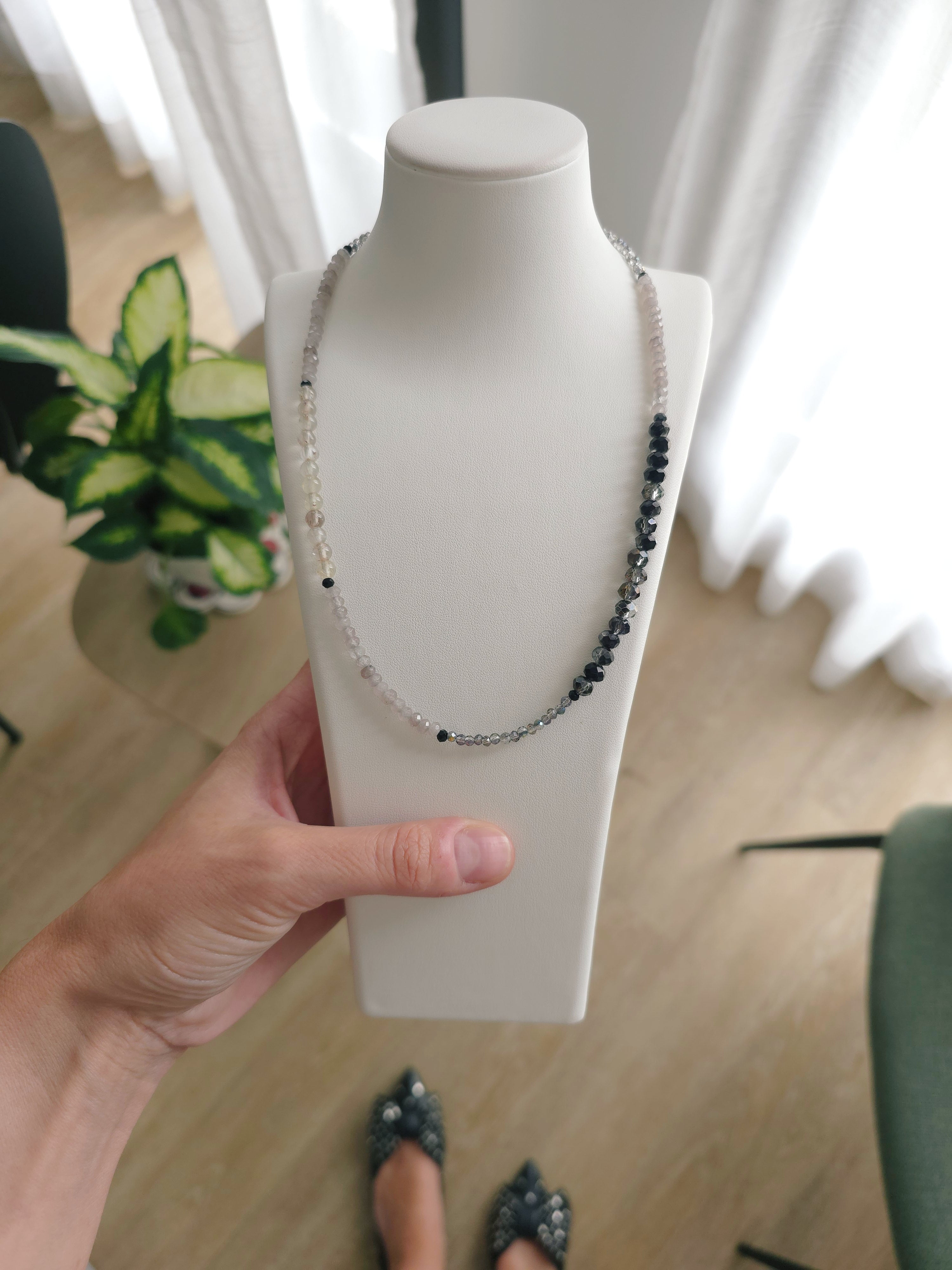 Pelēki mirdzošā, tievā kreļļu virtene